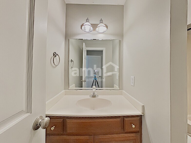 Building Photo - 217 Hickory Trl