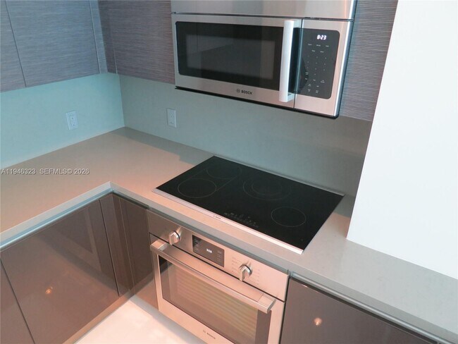 Building Photo - 1080 Brickell Ave