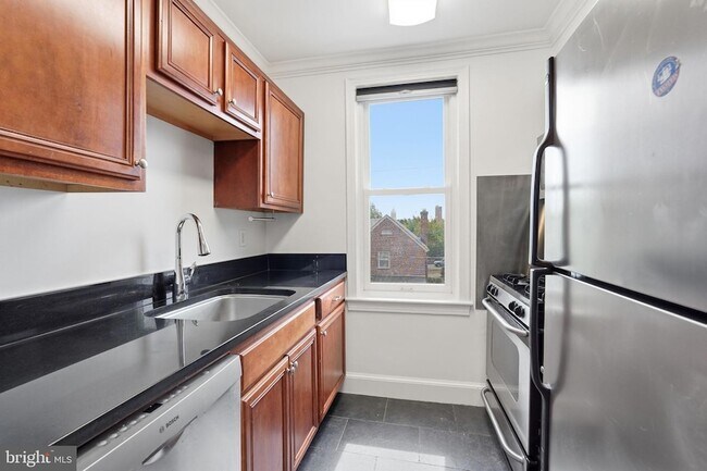 Building Photo - 906 S Washington St