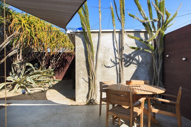 Building Photo - 2036 Walgrove Ave