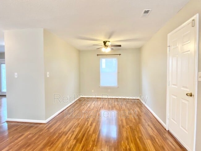 Building Photo - 200 S Hunt Club Run