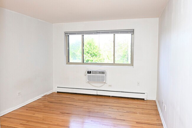 Building Photo - 1415 W Lunt Ave