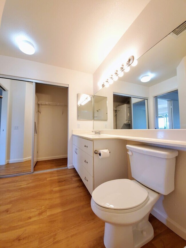 Building Photo - For Rent | 1 bedroom, 1 bath upstairs corner unit located in Sun Rise with 1 assigned parking stall