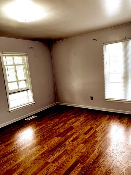 Building Photo - 203 Monroe St