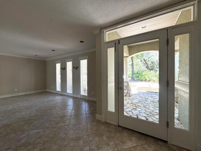 Building Photo - Gorgeous 5 Bedroom Pool Home in Ormond