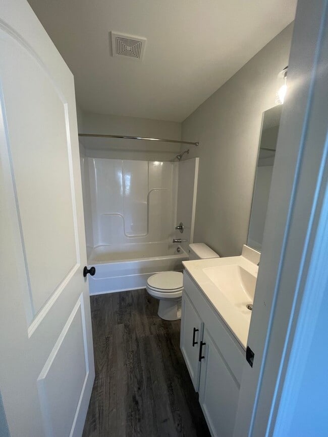 Building Photo - 2 Bed/2.5 Bath Townhome with Garage (Water/Sewer/Trash Included)