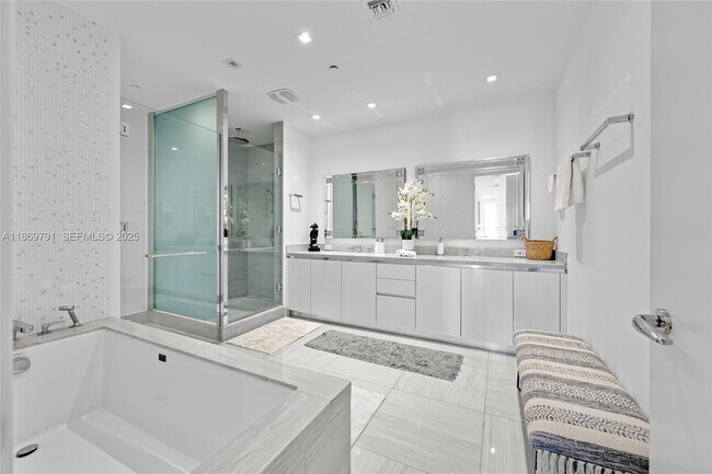 Building Photo - 16901 Collins Ave