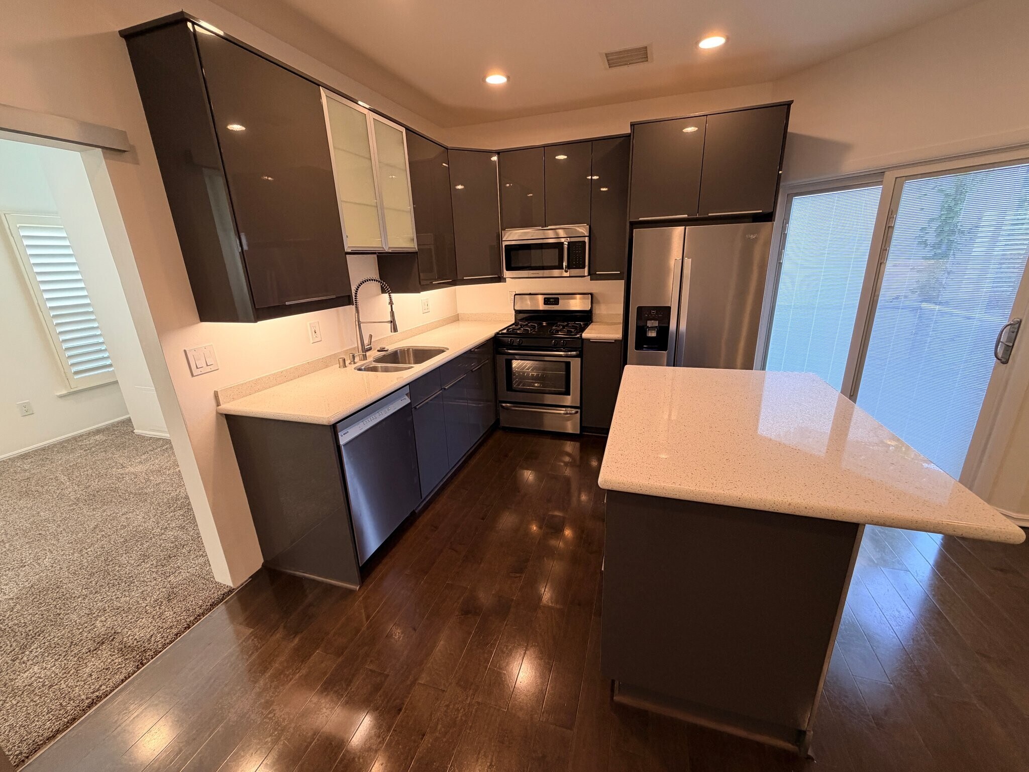 Building Photo - 1119 Poinsettia Dr