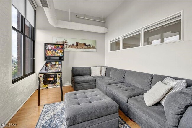 Building Photo - 1133 W 9th St