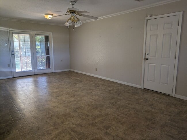 Building Photo - 717 Riffle Ave