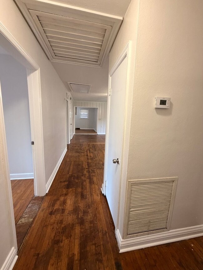 Building Photo - Brick 3/1.5 House in West Rome- $1,250