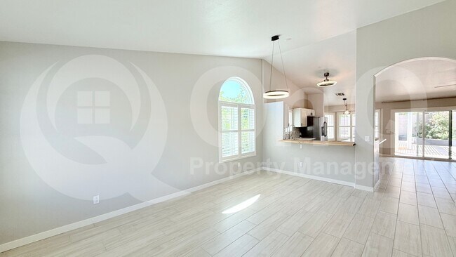 Building Photo - 1123 E Betsy Ln