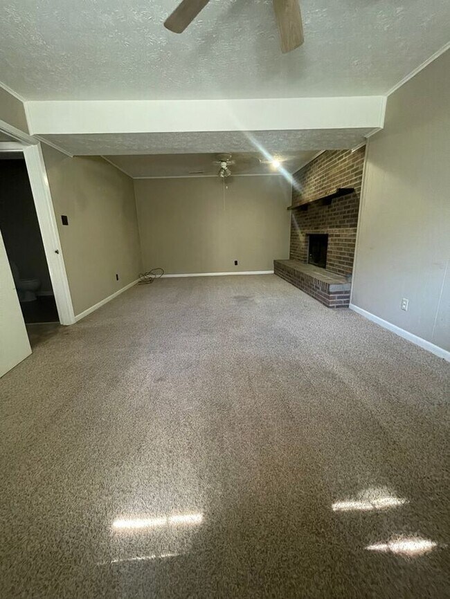 Building Photo - 3 bed, 2.5 bath, 2 car garage split foyer home in West Knoxville