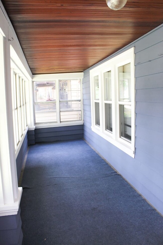 Building Photo - Single-Family Home in Greenbush Neighborhood!