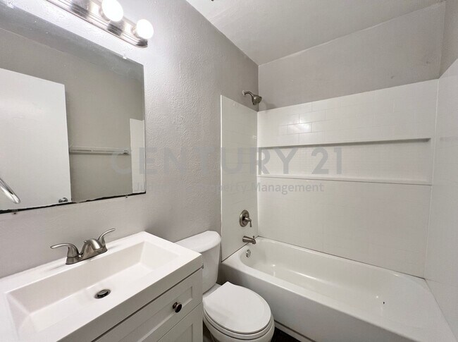 Building Photo - 1108 N Elm St