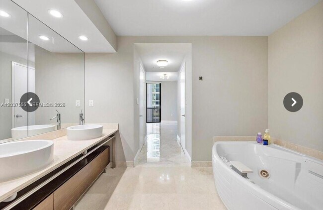 Building Photo - 16275 Collins Ave