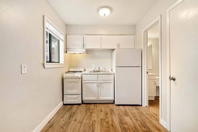 Building Photo - 903 Springdale Rd