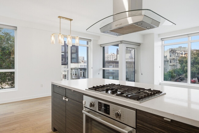 Building Photo - 1688 Pine St