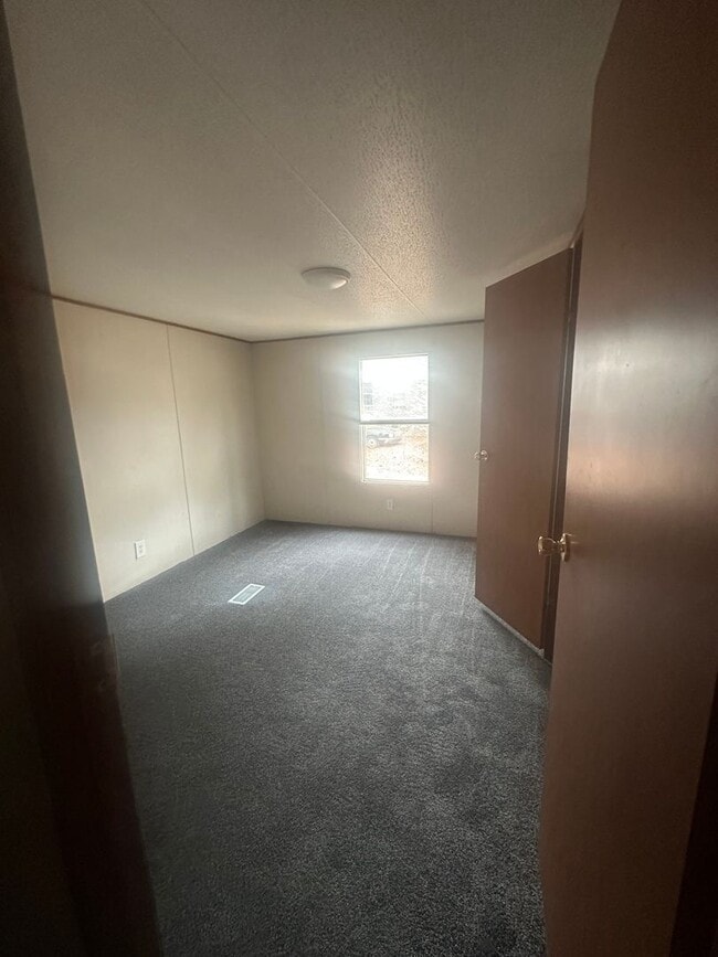 Building Photo - 3 Bed/2 Bath Mobile Home