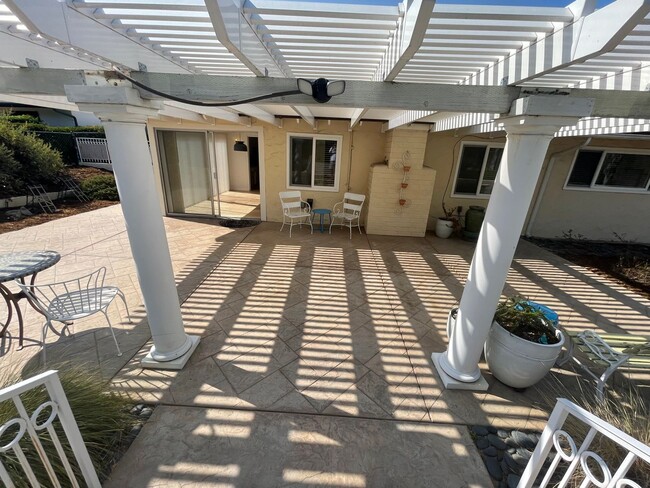 Building Photo - Awesome home on massive lot, 55+ community