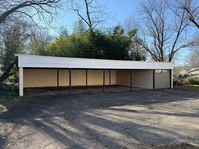 Building Photo - 208 Meadow St