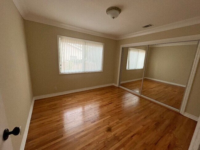 Building Photo - Charming 3 bedroom/ 2 bath single-family home
