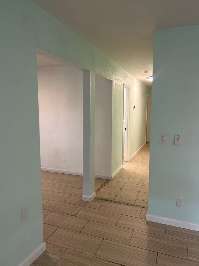 Building Photo - 854 Clover Ln
