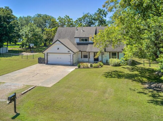 Building Photo - Beautiful 4 bedroom home. Country space, modern updates.