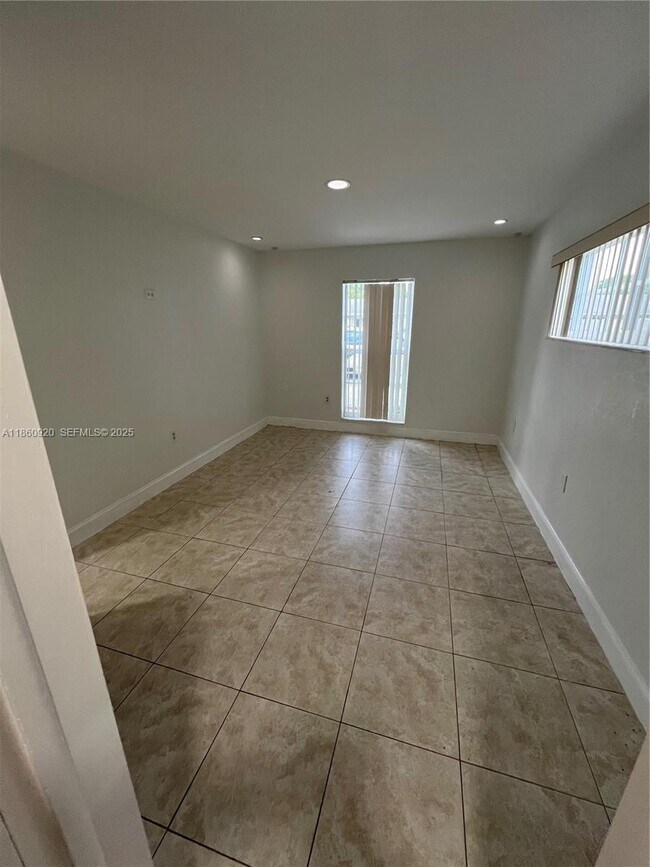 Building Photo - 382 NE 113th St