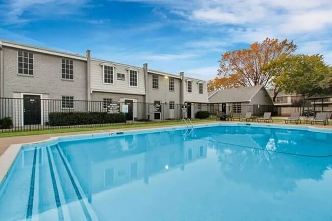 Building Photo - 4401 Glenview Ct