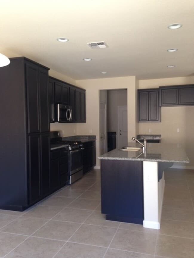 Building Photo - Canyon Hills