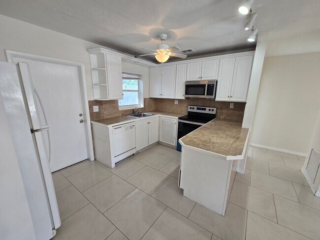 Building Photo - Updated East Delray Duplex | No HOA + Priv...