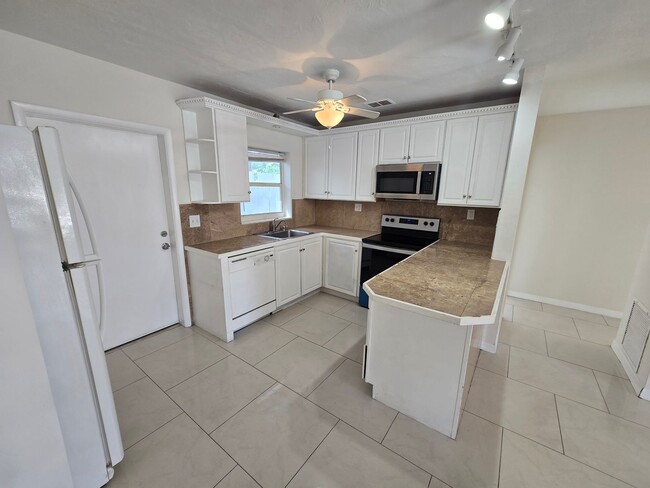 Building Photo - Updated East Delray Duplex | No HOA + Private Yard