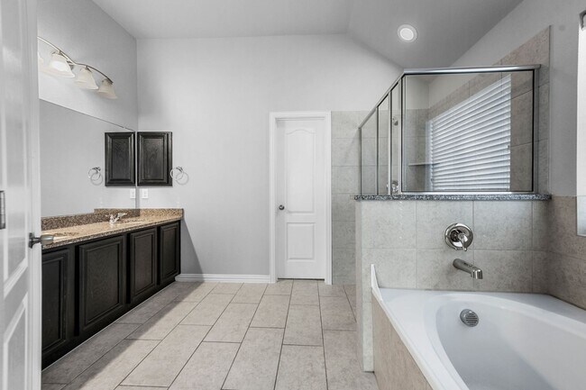 Building Photo - Charming 1-Story 4 Bedroom 2 Bathroom in L...