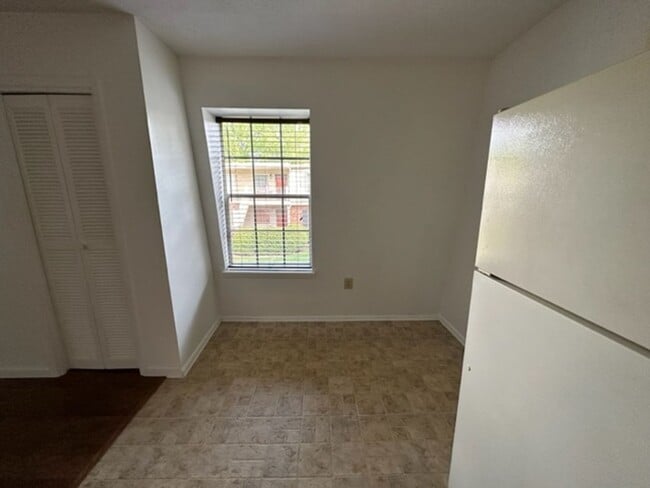 Building Photo - 3830 Country Club Rd