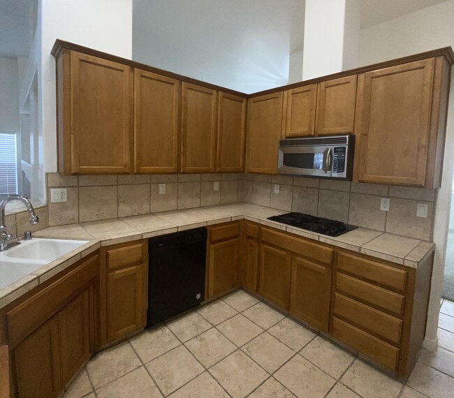 Building Photo - Spacious 4 Bedroom House