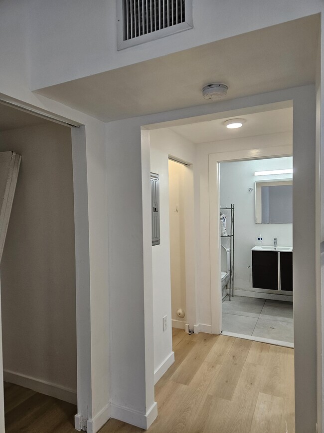 Building Photo - 557 Michigan Ave