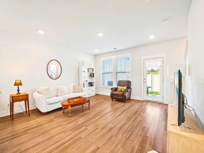 Building Photo - 109 Shallons Dr