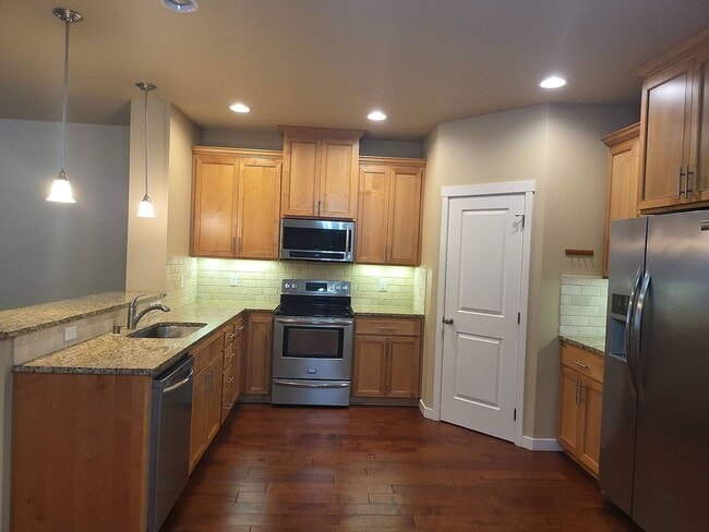 Building Photo - 3 bedroom town home in perfect location