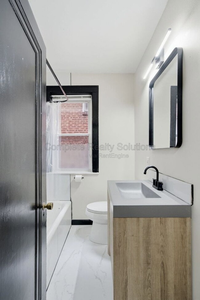 Building Photo - 5055 Lindenwood Ave