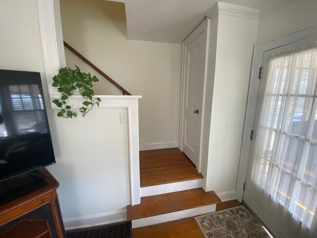 Building Photo - 930 E 56th St