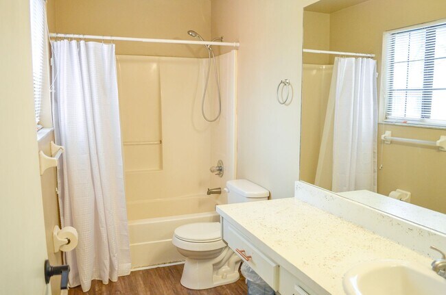 Building Photo - FIRST MONTH FREE! Rockwood Villas 3 bedroom 3 bath