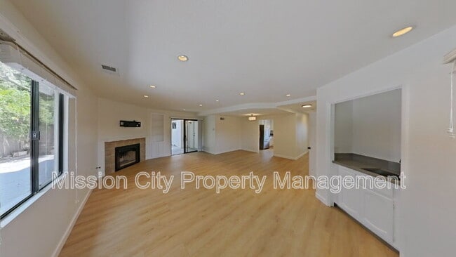 Building Photo - 2102 Cliff Dr