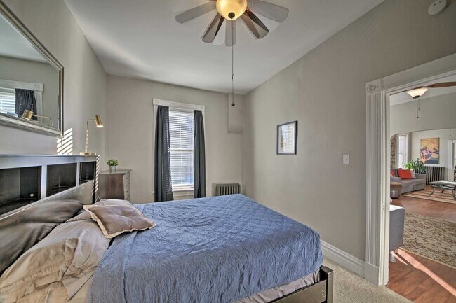 Building Photo - Surprisingly Spacious Apartment with ALL u...