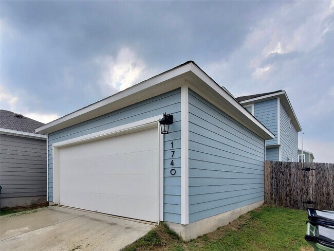 Building Photo - 1740 Fountain Bridge Dr