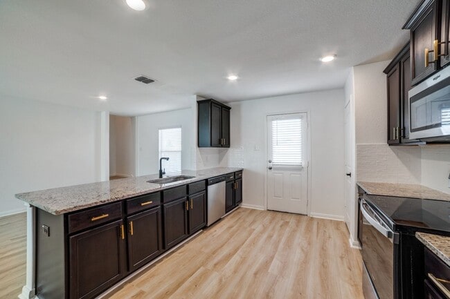 Building Photo - BEAUTIFUL HOME IN SAN ANTONIO TX. MOVE IN READY!.