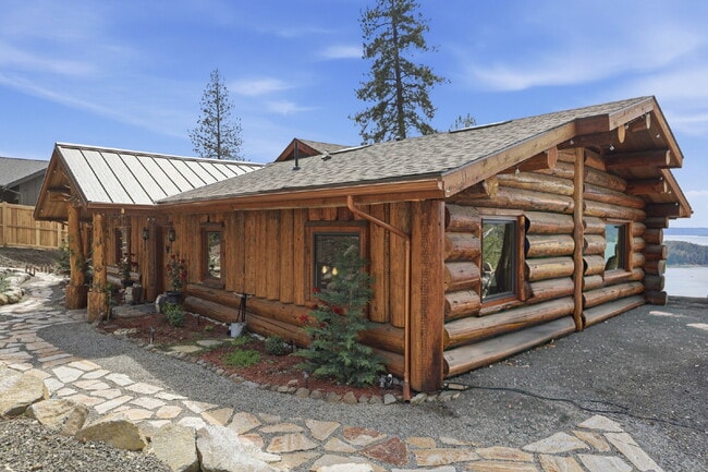 Building Photo - 2BR, 2BTH Executive Log Cabin Living Overlooking Carlin Bay on Lake Coeur d'Alene