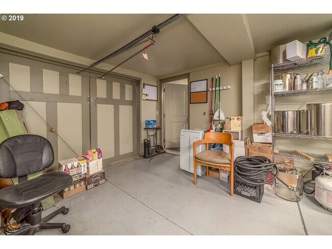 Building Photo - Charming 4-Bedroom Home Near UO Campus – Spacious, & Well-Maintained