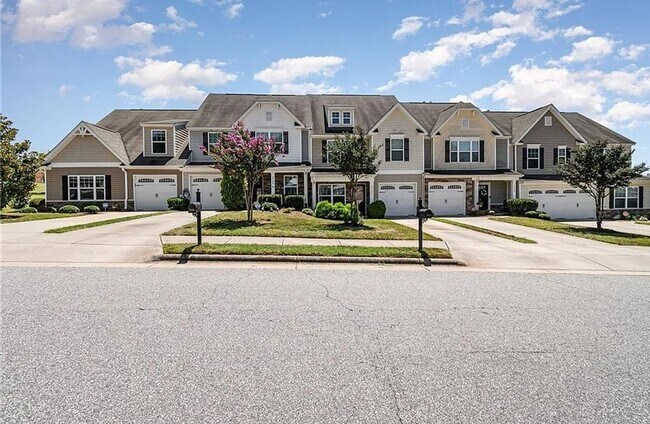 Building Photo - Charming 3BR Townhome in Colfax