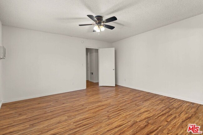 Building Photo - 15540 Moorpark St